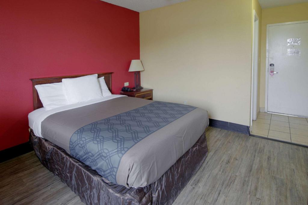 غرفة بسرير كوين للمدخنين، Econo Lodge Town Center 4/6