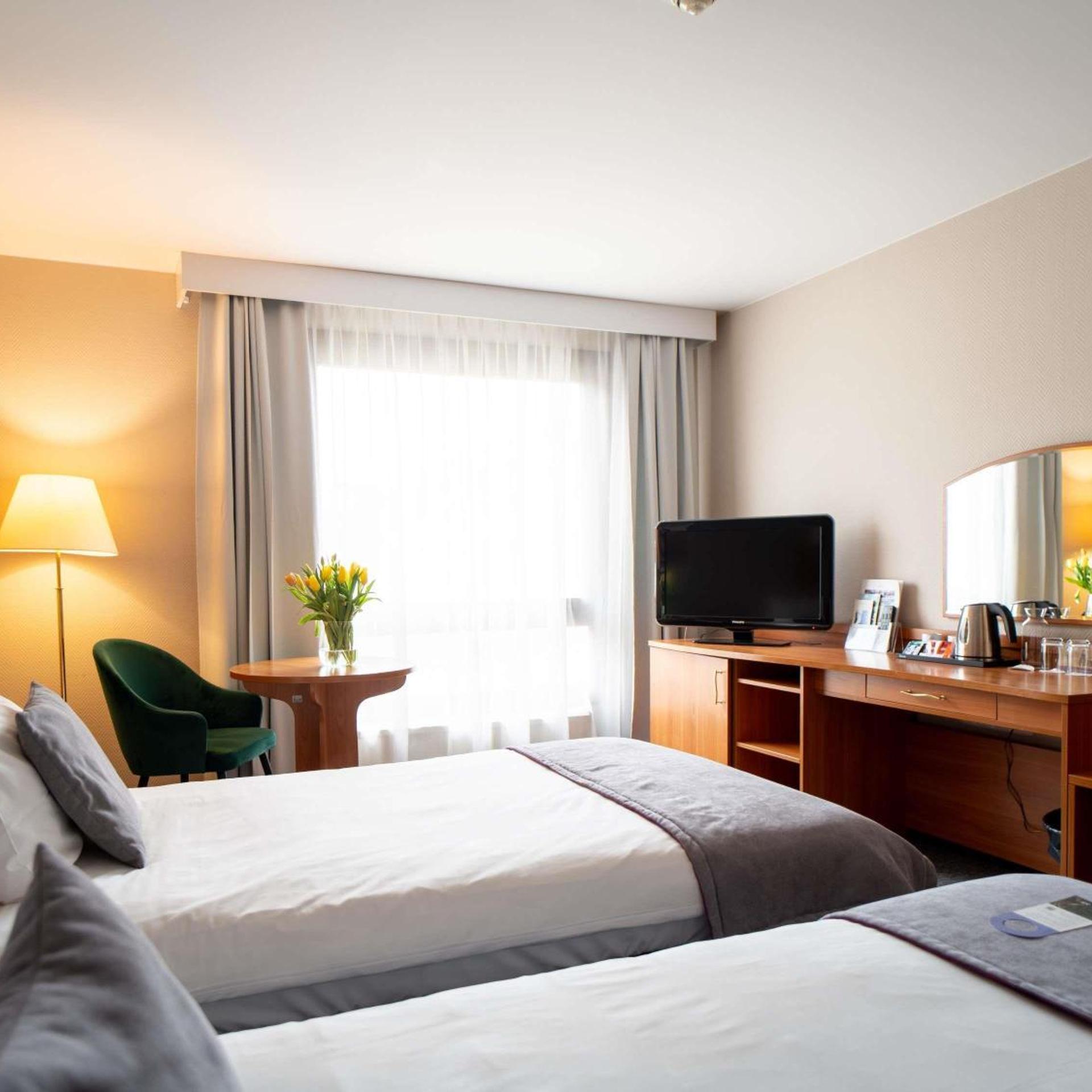 Classic, Twin Beds, Garden Side