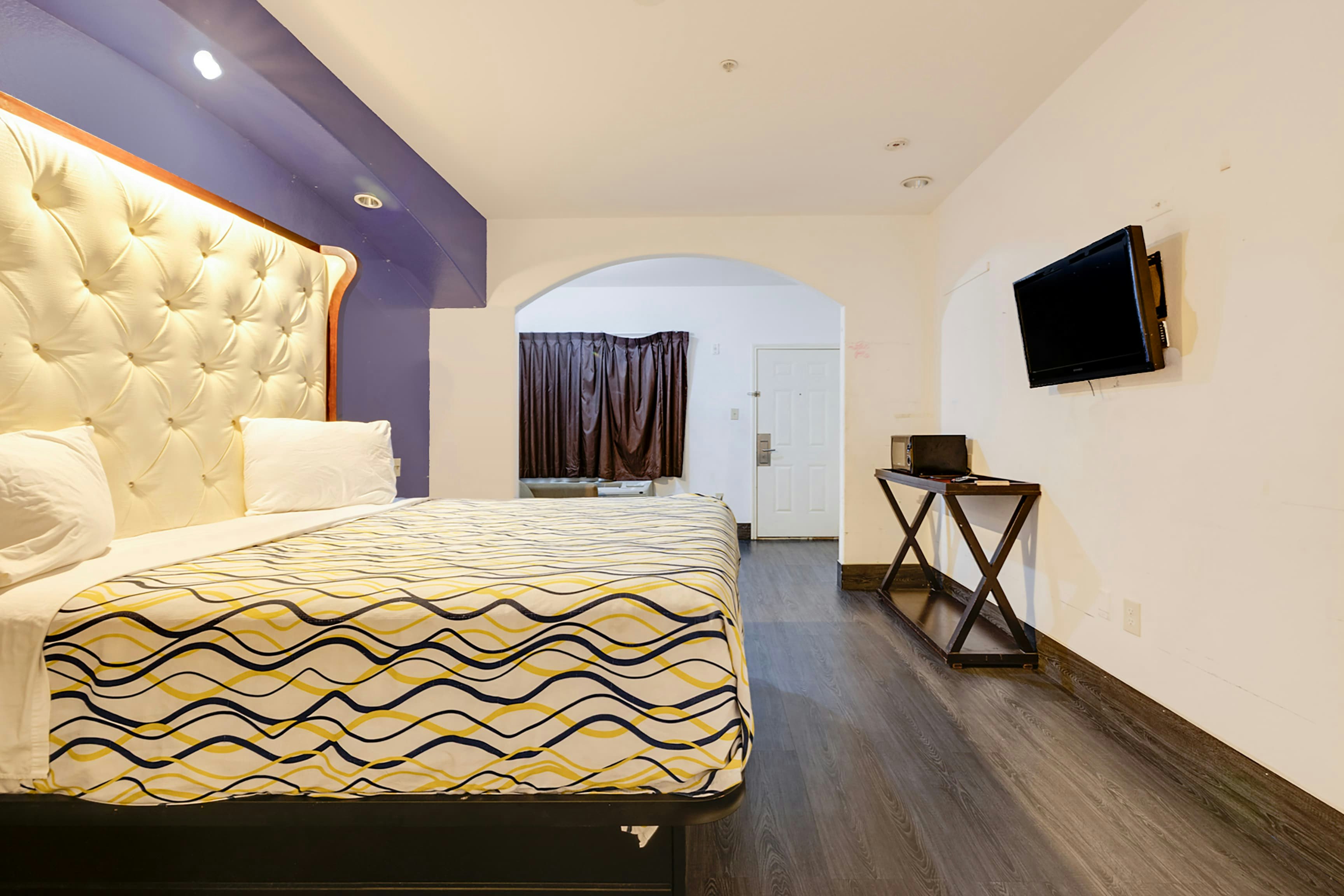 Capital O Deluxe Inn Channelview Houston I-10 15/58