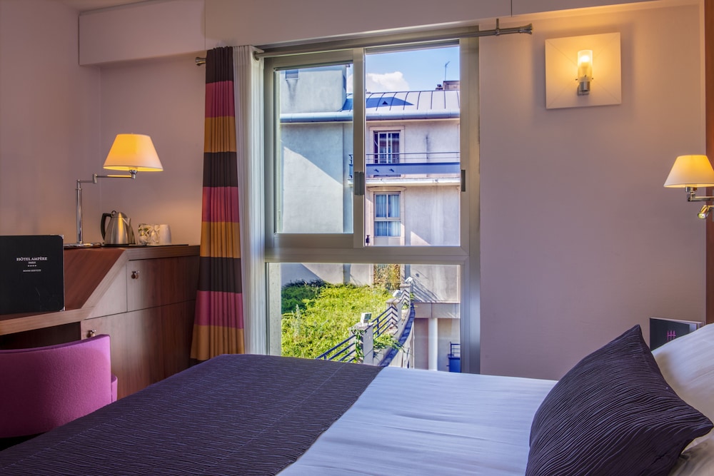 Ampere Hotel 33/80