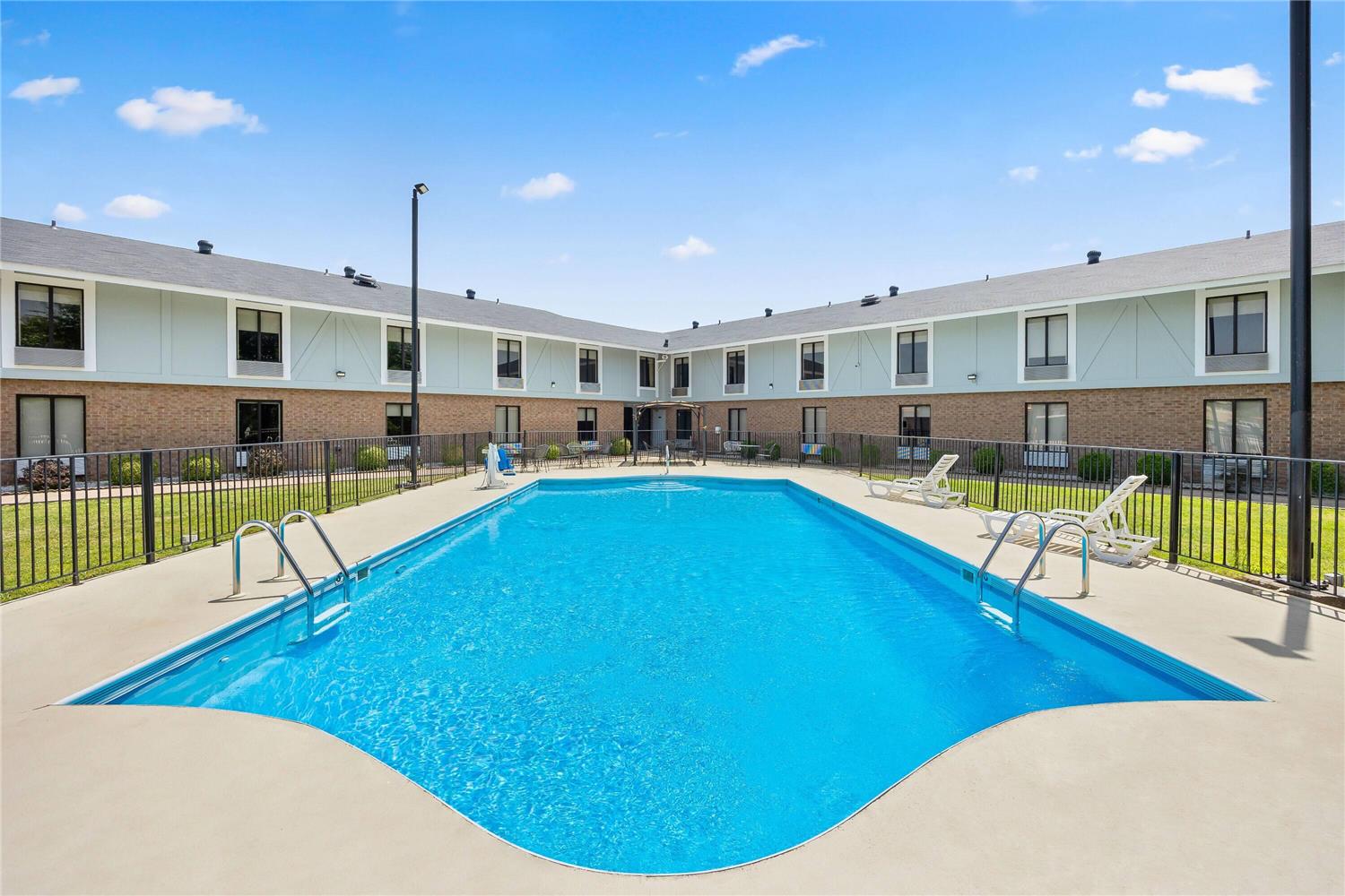 Super 8 by Wyndham Harrison AR 32/32