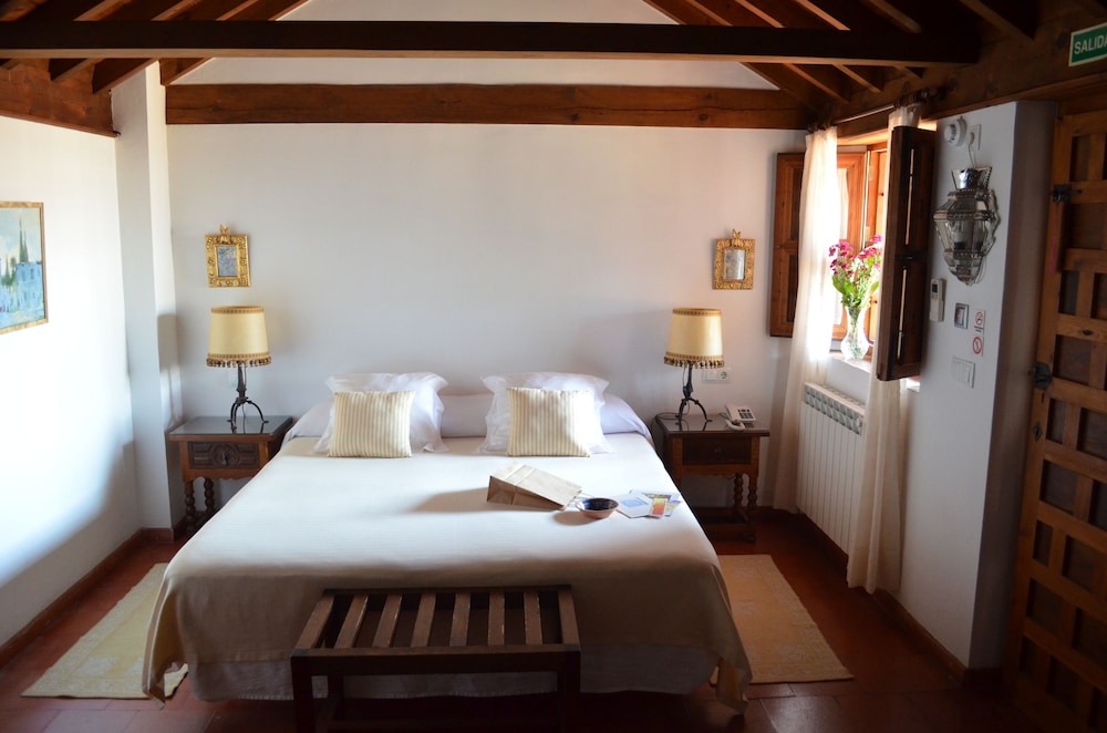 CLASSIC, DOUBLE OR TWIN BED, COURTYARD VIEW