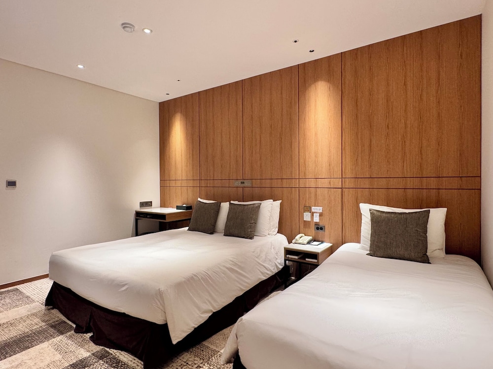ROOM, TWIN BEDS, NO WINDOW, ACCESSIBLE