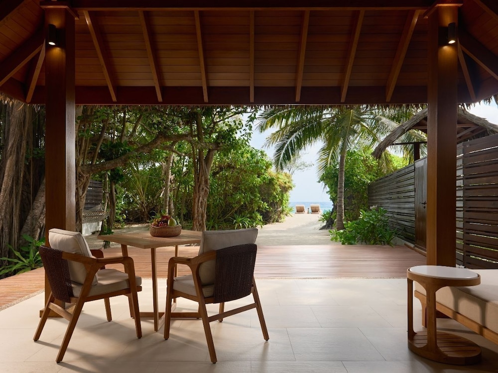 Dusit Thani Maldives 56/66