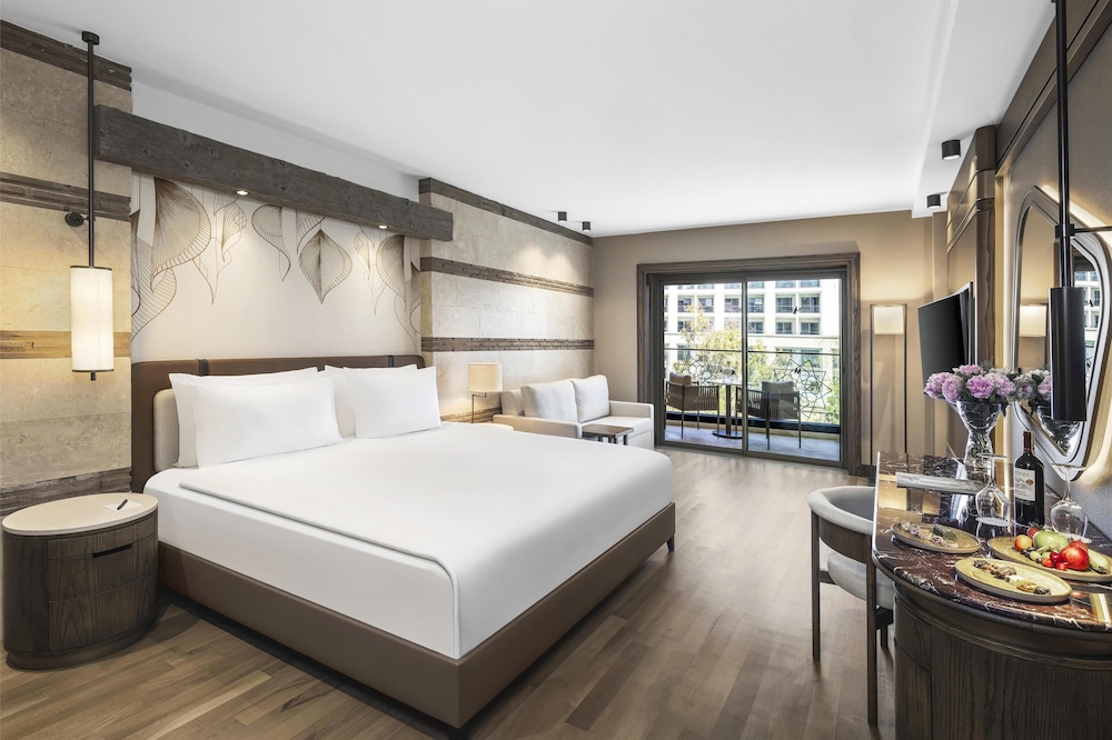 Suite, King Bed, Golf Course View