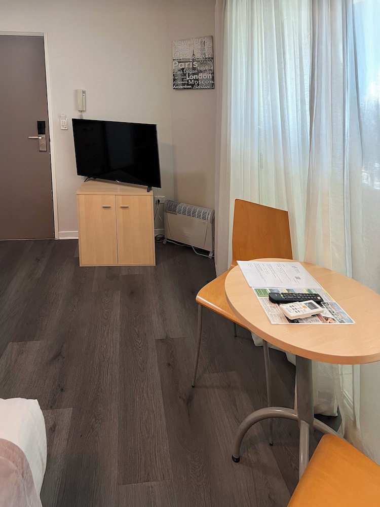 CALOUNDRA CENTRAL APARTMENT HOTEL 62/68