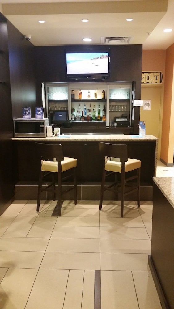 Days Inn & Suites By Wyndham Winnipeg Airport Manitoba 10/16