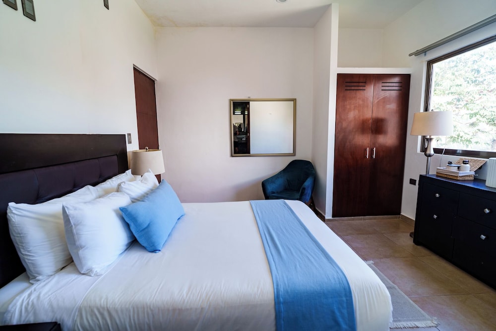 CONDO, MULTIPLE BEDROOMS, DELUXE, PARTIAL OCEAN VIEW, KITCHEN