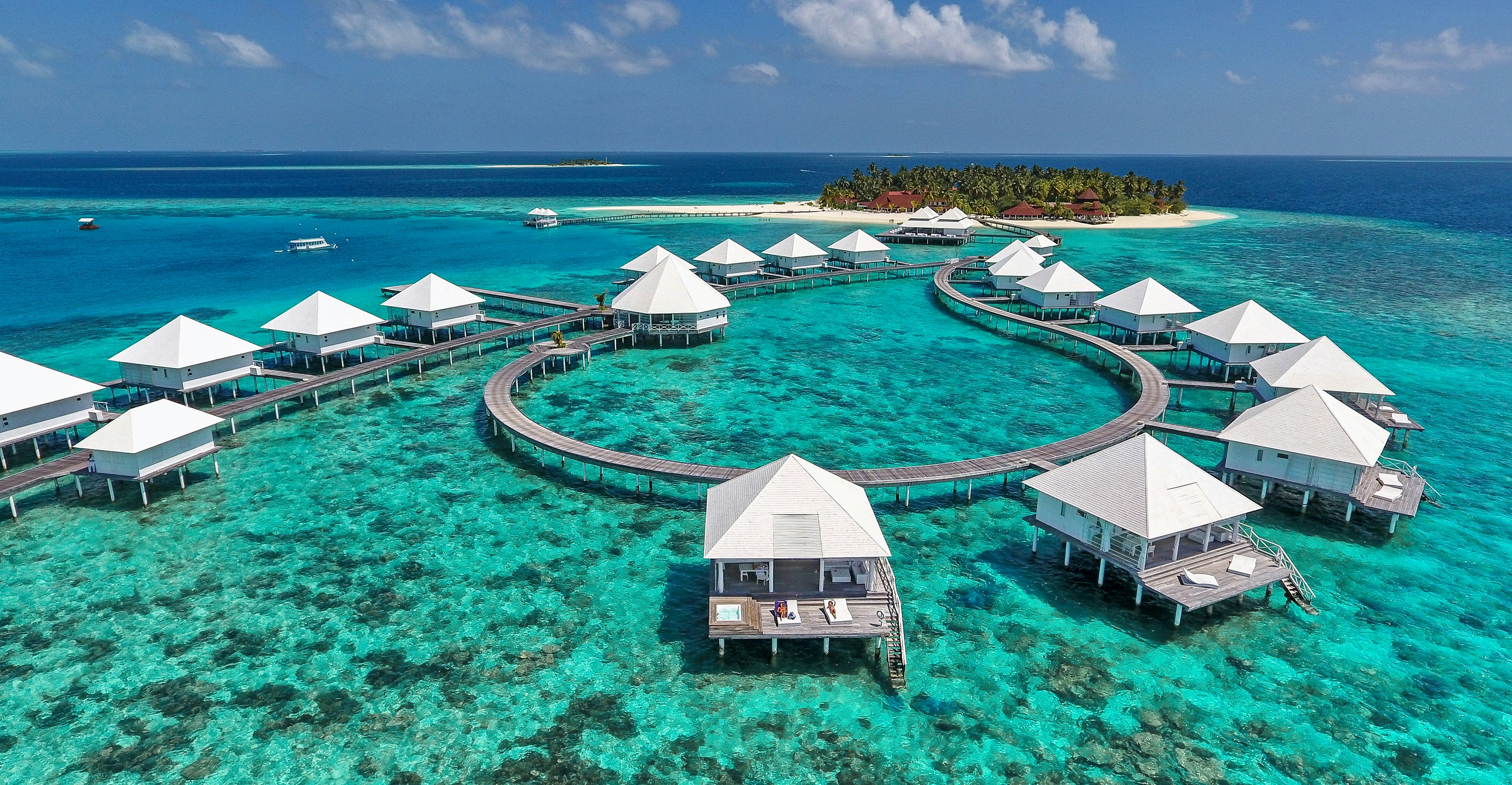 Diamonds Thudufushi Beach & Water Villas 42/44