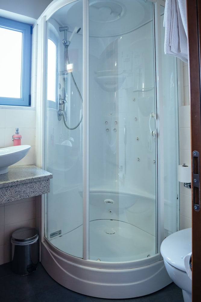 ALEXANDROS BOUTIQUE HOTEL 64/70