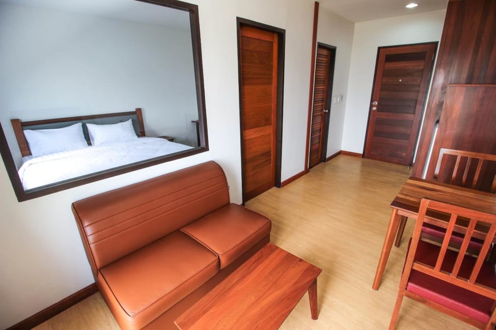 Tai-Shan Suites 38/51