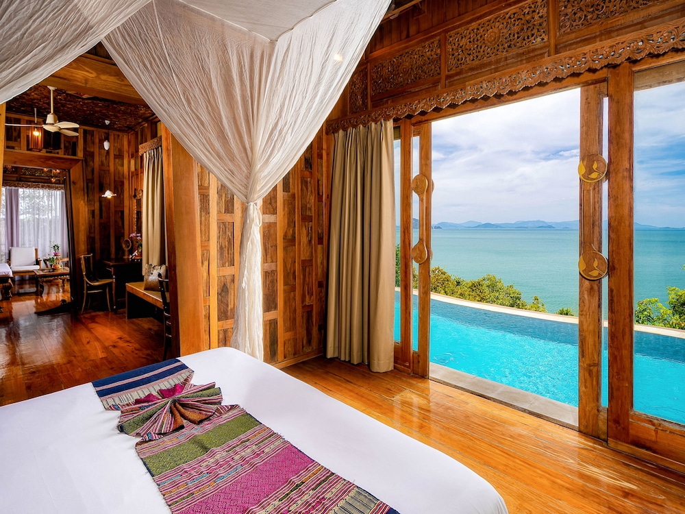 Seawater Pool Villa
