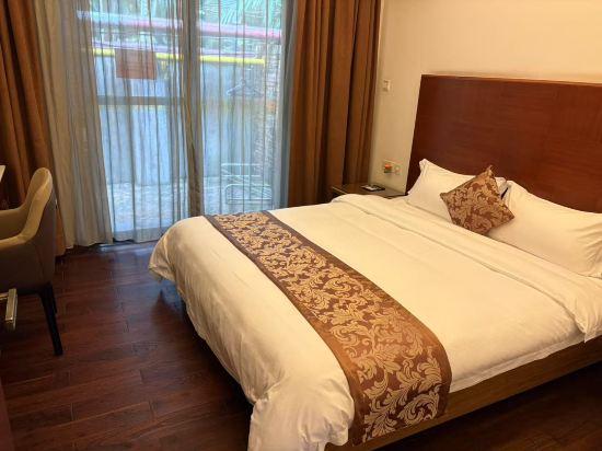 Family Suite, 1 Queen and 1 Single Bed, Garden View, French Balcony