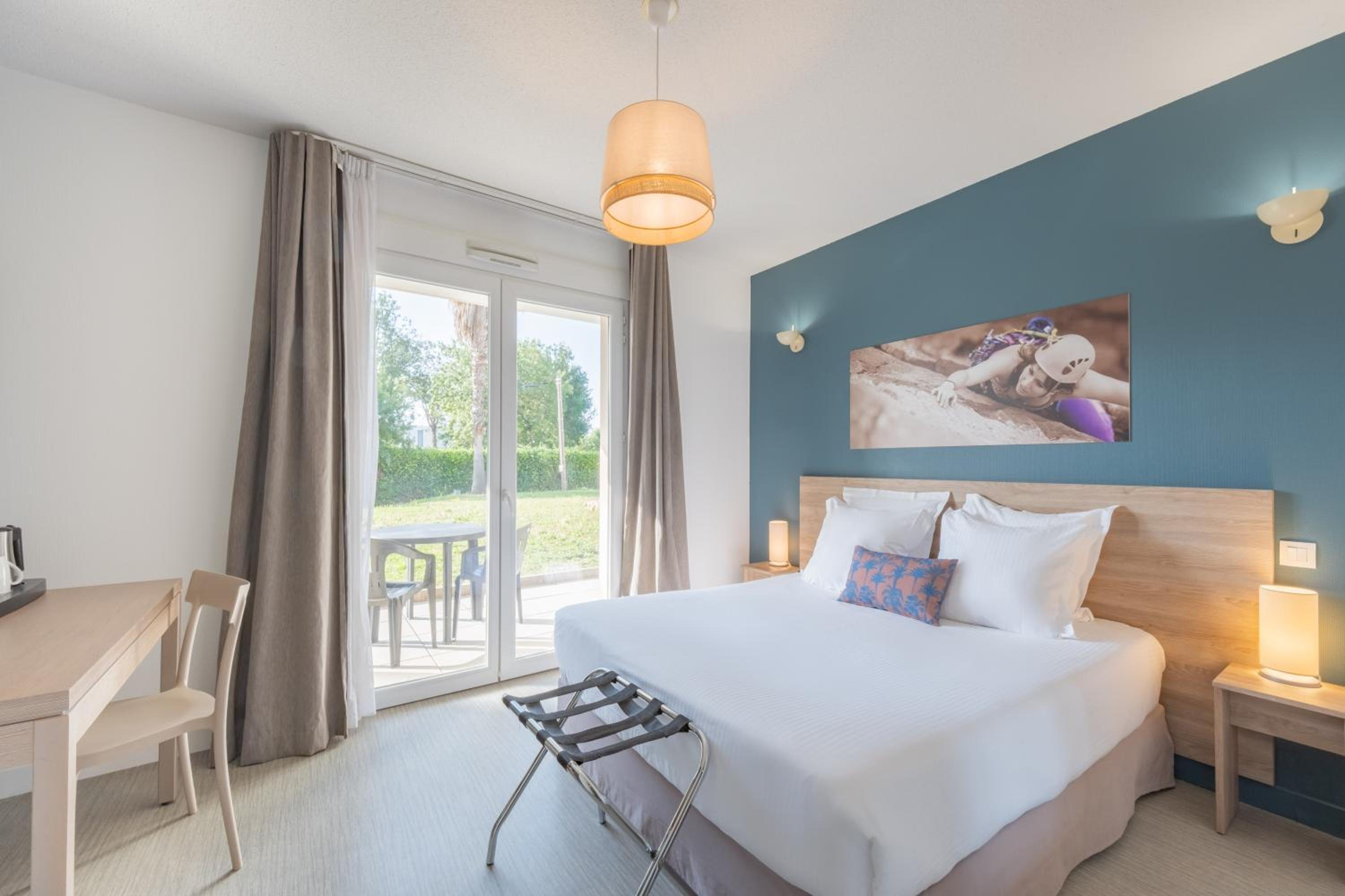 Studio, Queen Bed