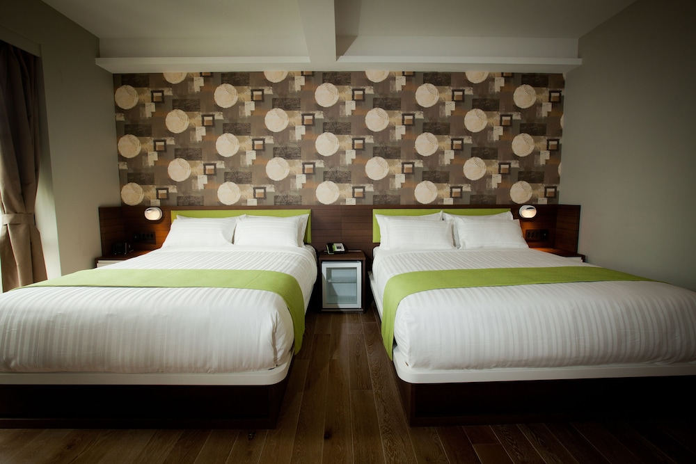 COURTYARD, SUPERIOR, 2 QUEEN BEDS, PARTIAL CITY VIEW