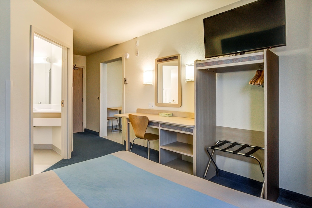 Days Inn by Wyndham Stony Plain 10/44