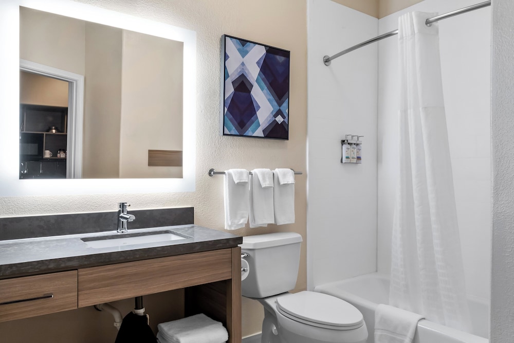 جناح بسرير كينج بغرفة نوم واحدة مع أريكة، Candlewood Suites Victoria 2/2