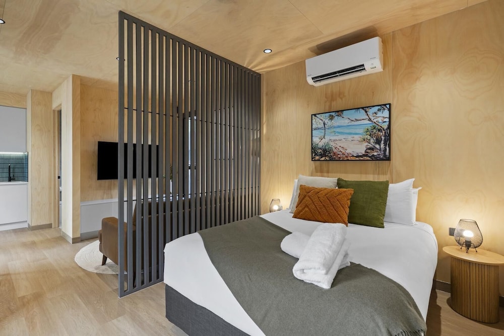 Duplex, Pod, Studio, Queen Bed