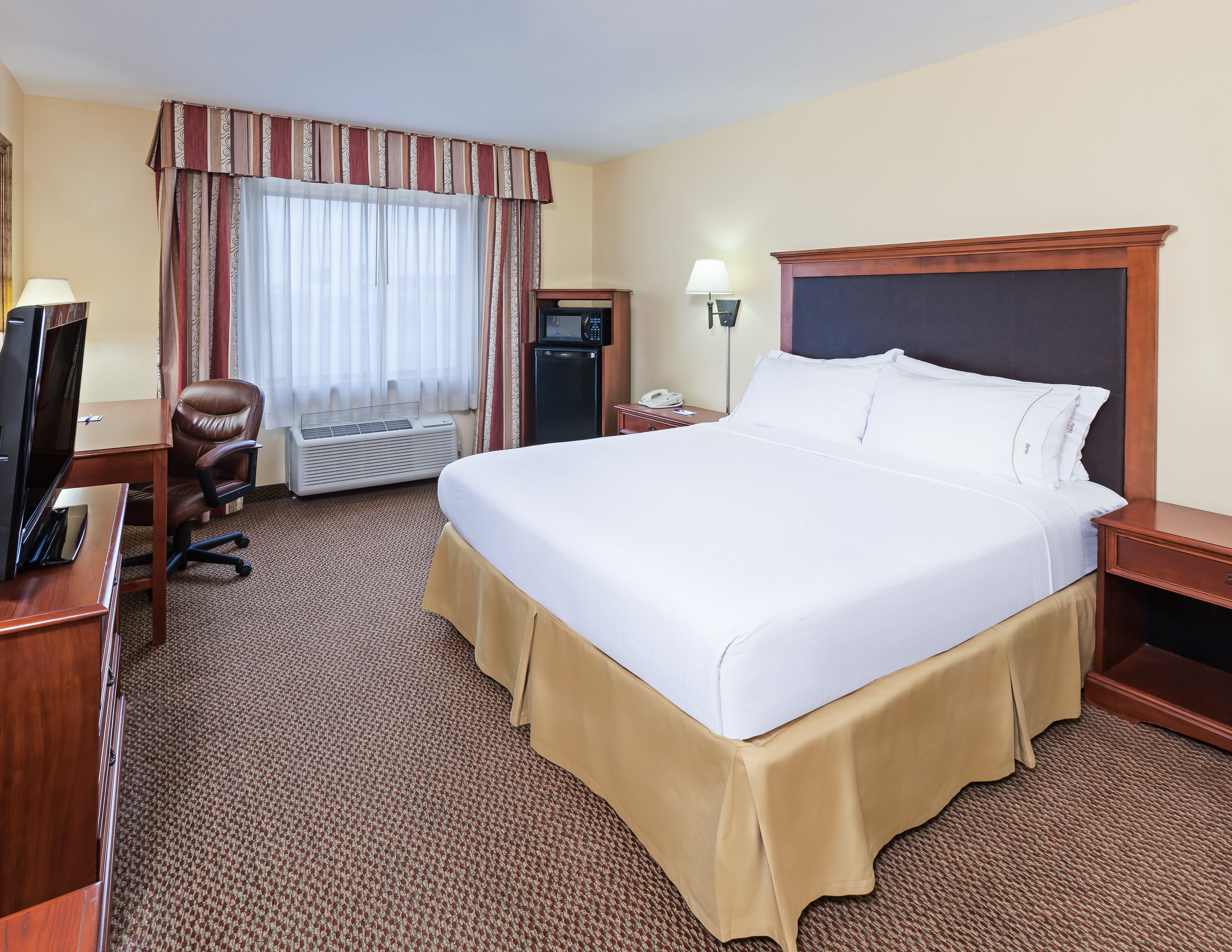 غرفة بسرير كوين