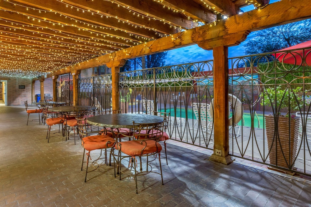 Comfort Suites Tucson near Sabino Canyon 42/47