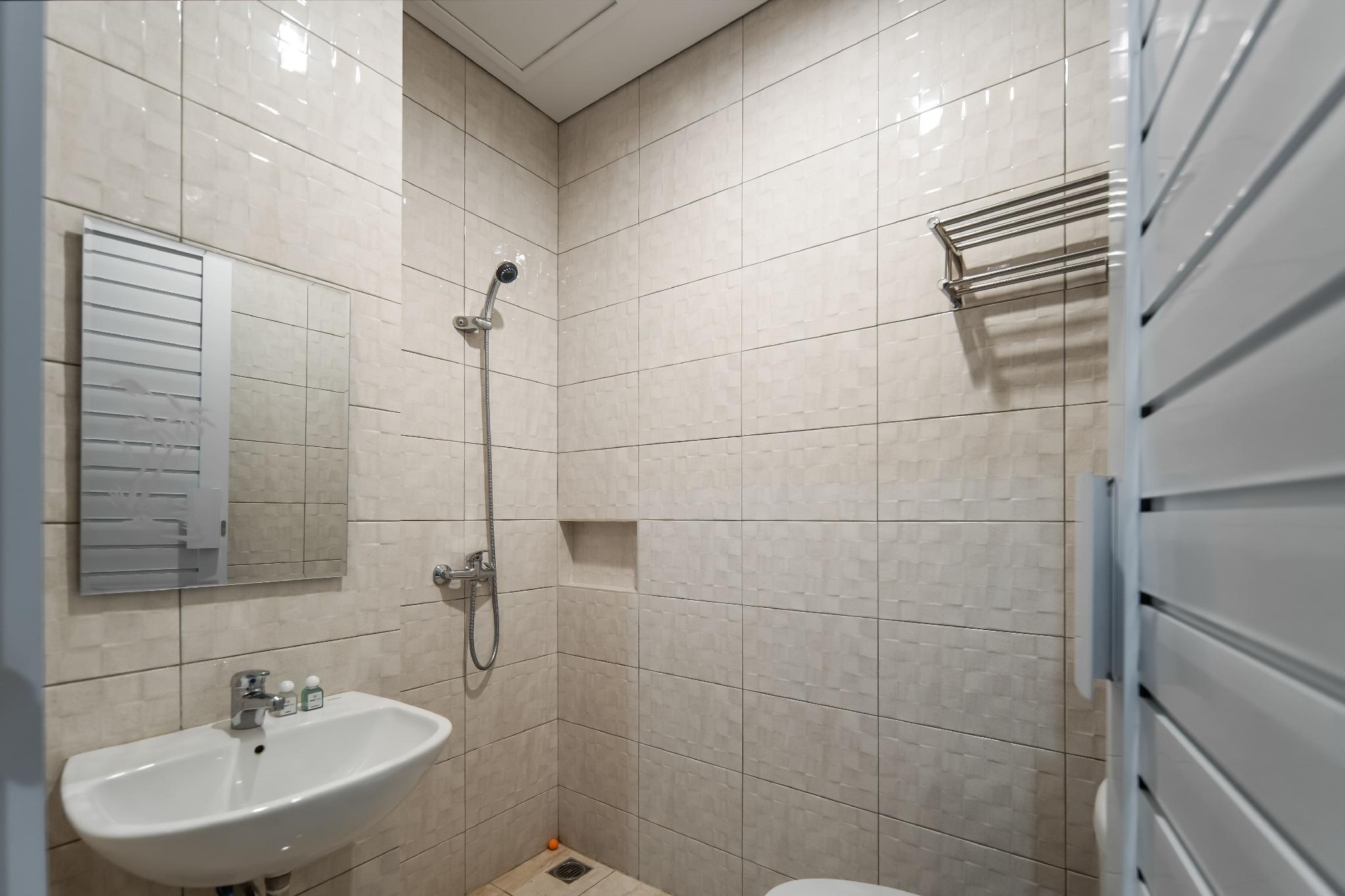 Cove West Inn 32/33