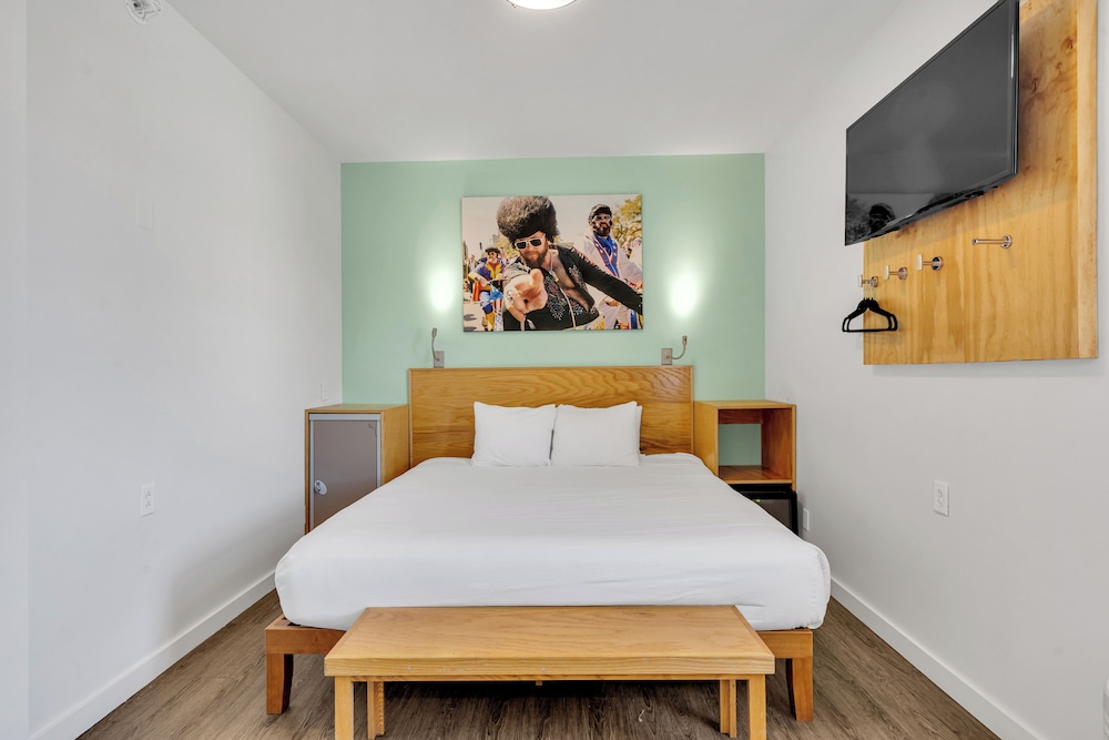 SIGNATURE, KING BED