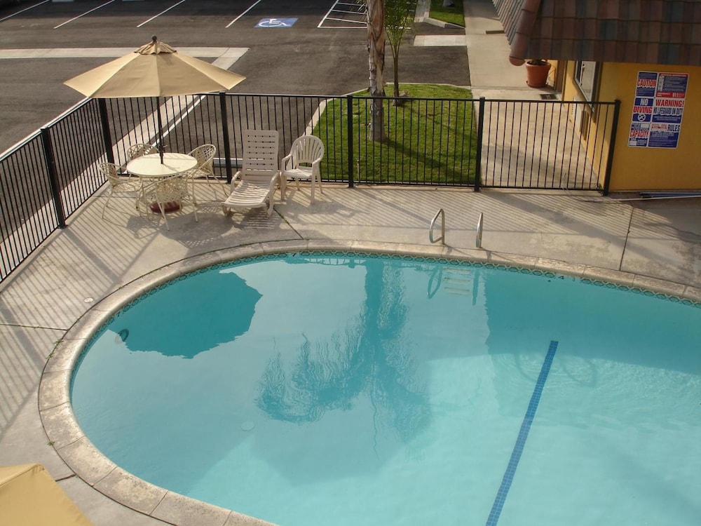 Rodeo Lodge (ex Americas Best Value Inn and Suites-Clovis/Fresno) 7/59