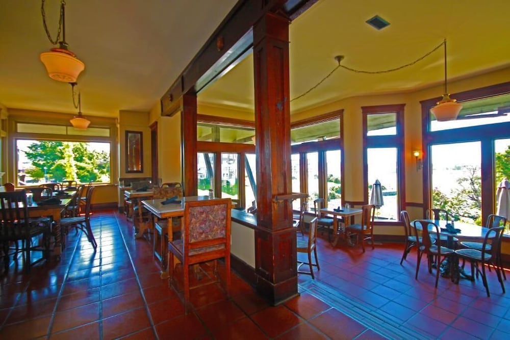 Spinnakers Brew Pub Guest Houses 47/58