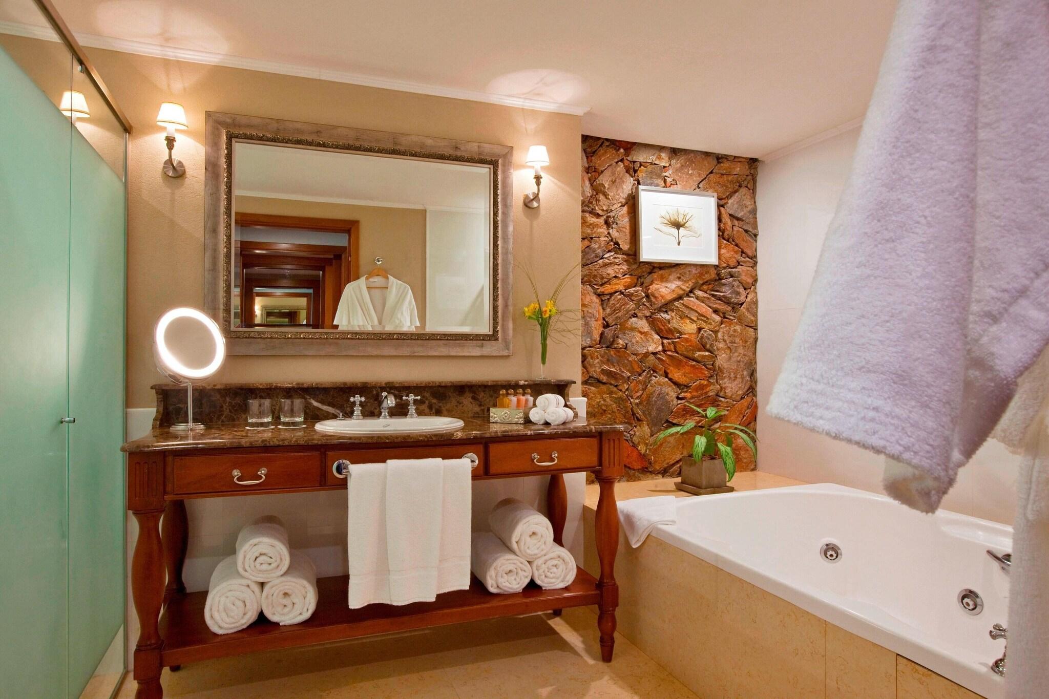 غرفة ديلوكس بسريرين منفصلين بإطلالة على النهر، Sheraton Colonia Golf and Spa Resort 3/4