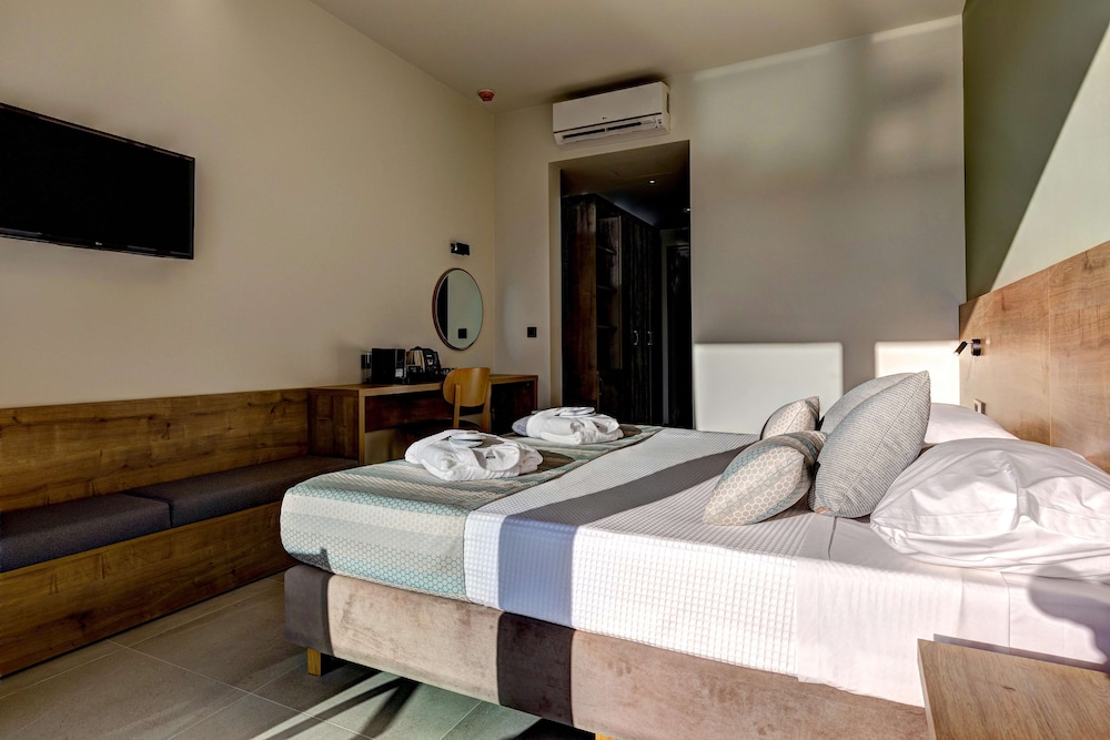 ROOM, TRIPLE, LAND VIEW