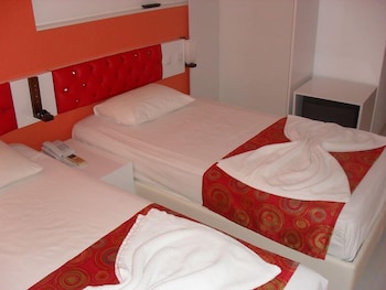 Lucky Monkey Hotel 24/50