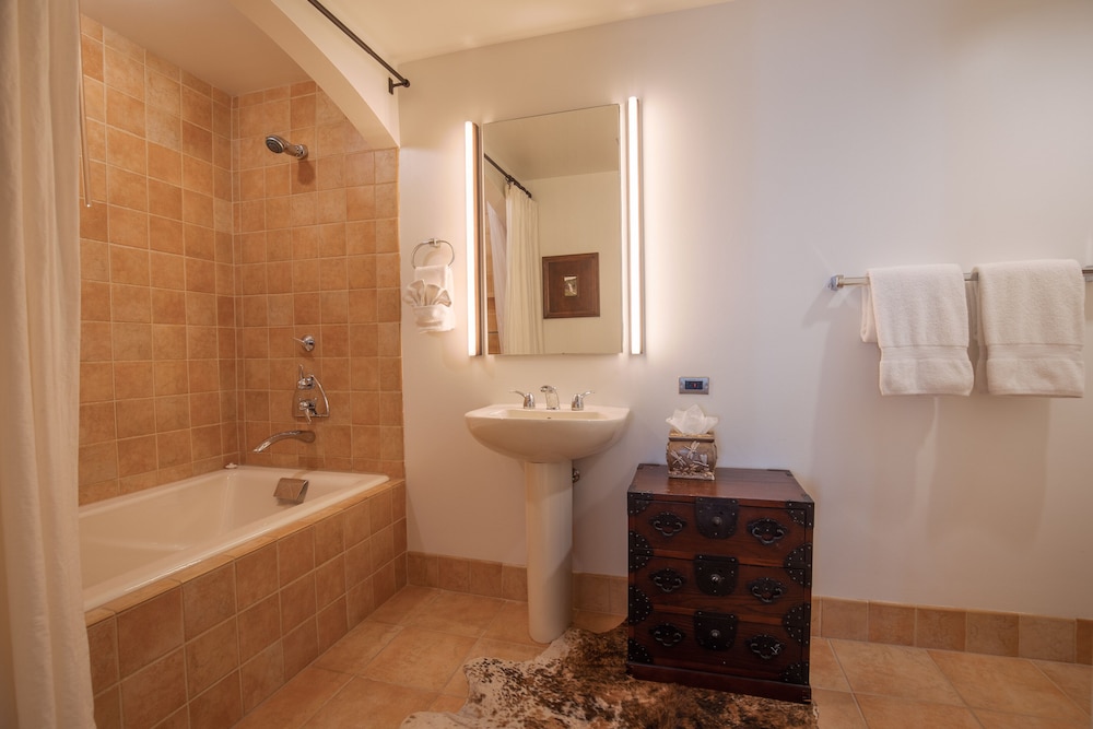 2 Bedrooms, Residence, 1 King and 2 Queen Beds, Riverside، The Auberge Residences at Element 52 9/10