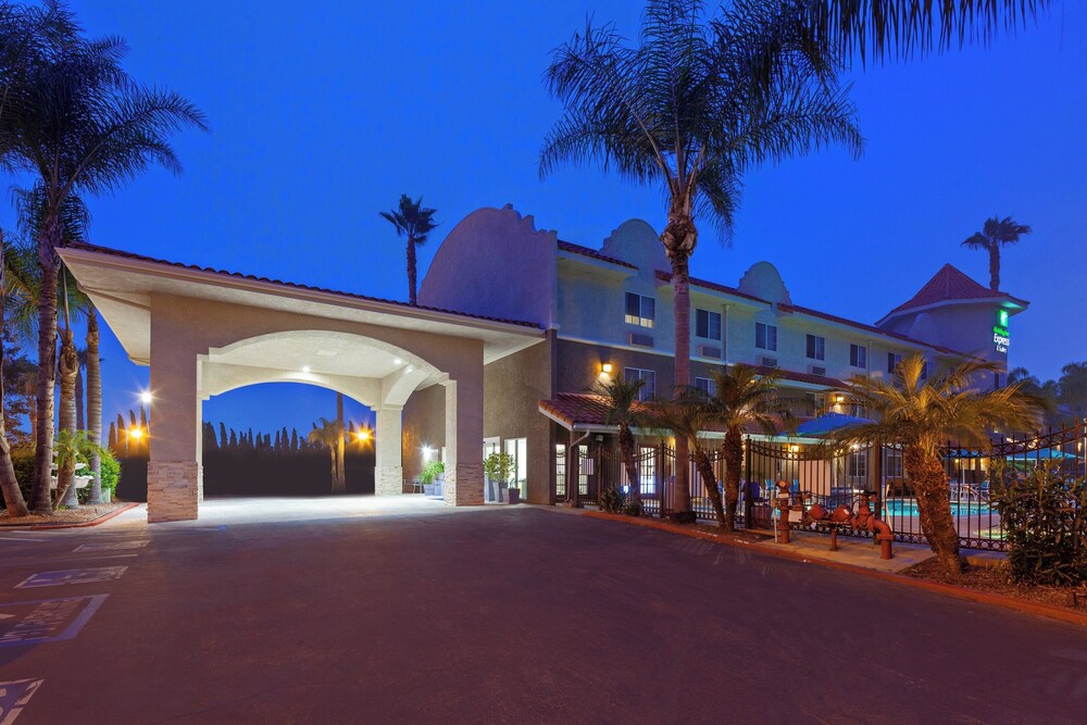 Holiday Inn Express & Suites San Diego-Escondido 2/68