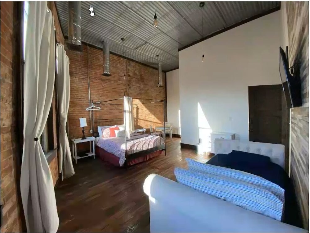 غرفة فاخرة بسرير كوين وسرير فردي