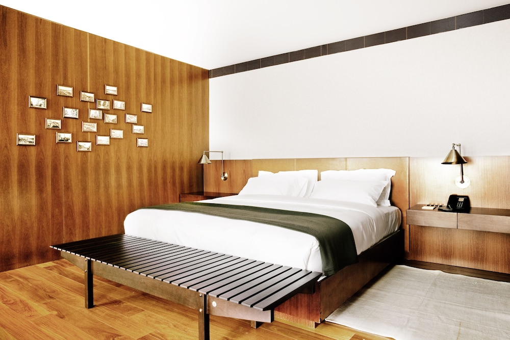Square Nine Hotel Belgrade 17/81