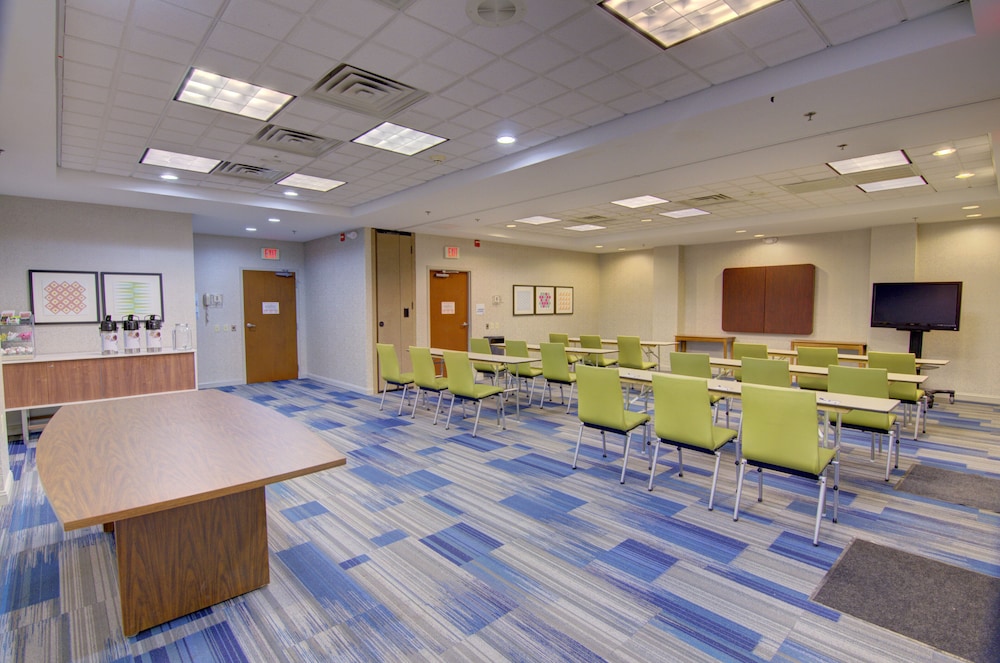 Holiday Inn Express Suites Blackburg University Area 59/74