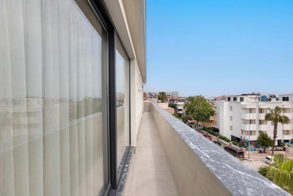 Azuu Boutique Hotel 73/76
