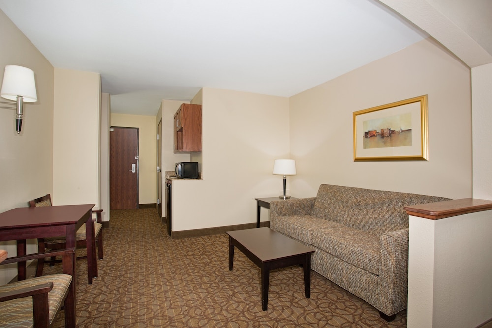 Holiday Inn Express Hotel Suites Concordia Us81 44/59