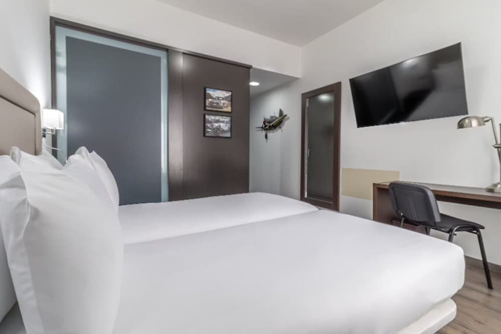 ROOM, DOUBLE OR TWIN BED