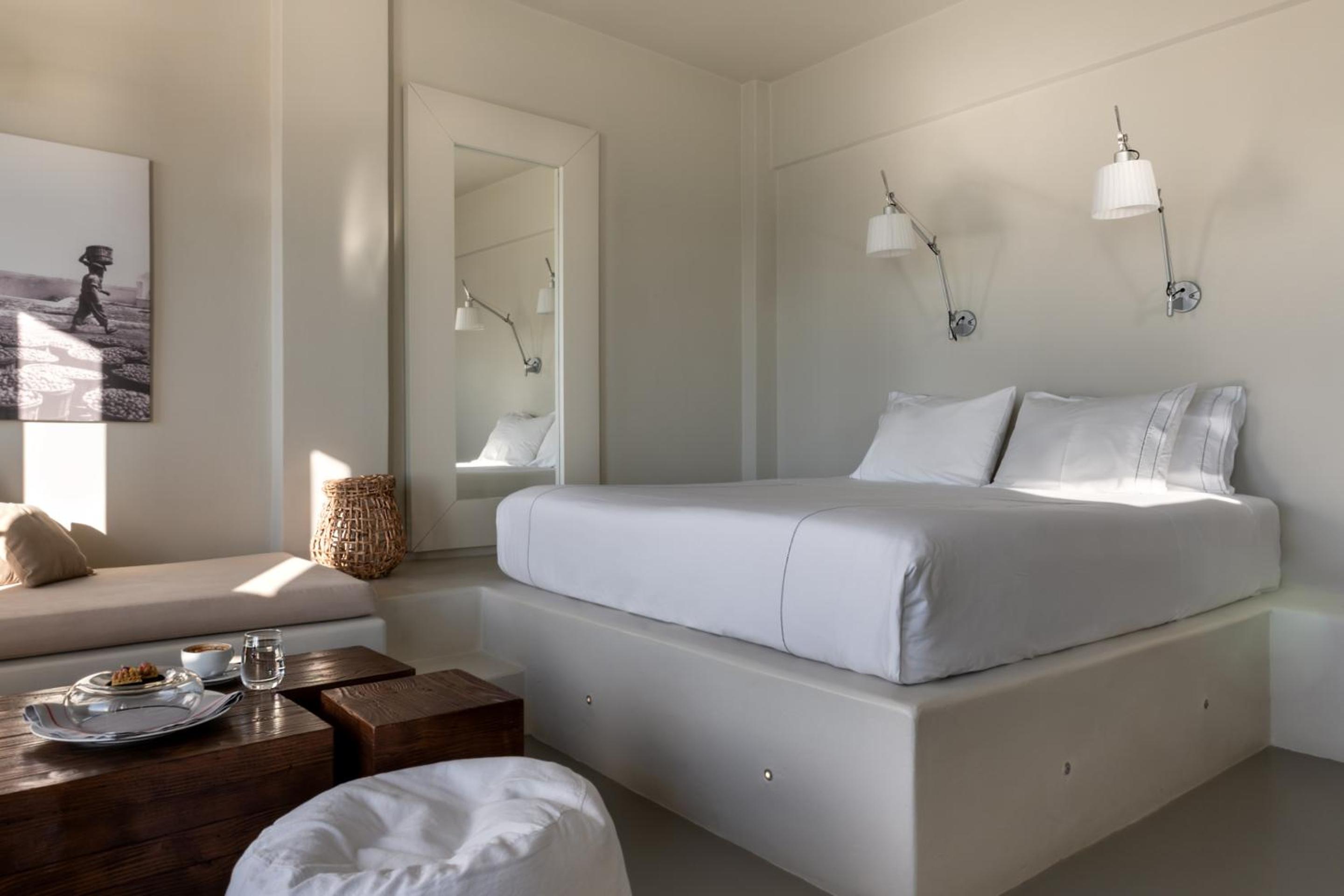 Deluxe, Suite, Caldera View, Outdoor Jetted Tub، West East Suites - Adults Only 7/10