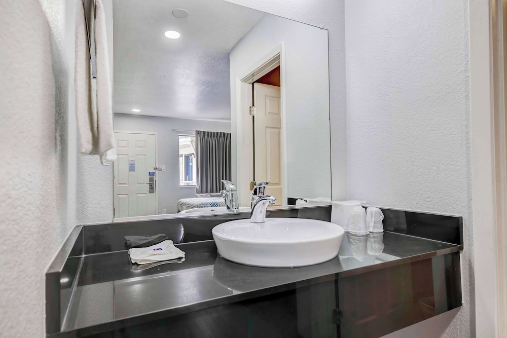 Motel6 Denton, TX - UNT 57/60
