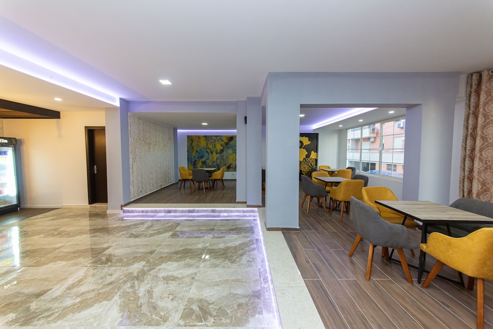 Esal Hotel 11/39