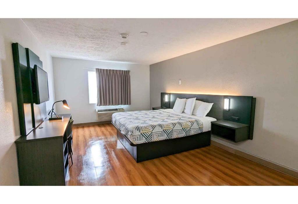 1 Queen Bed - ADA/Tub/Micfridge
