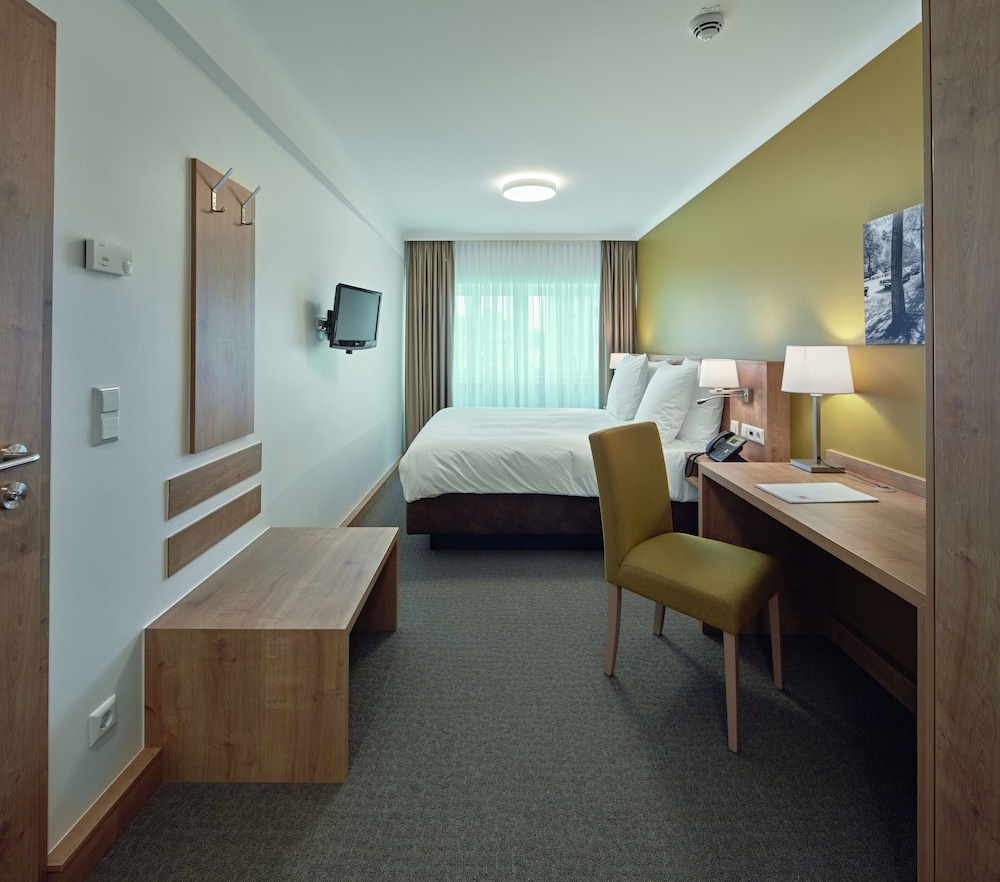 STANDARD, QUEEN BED