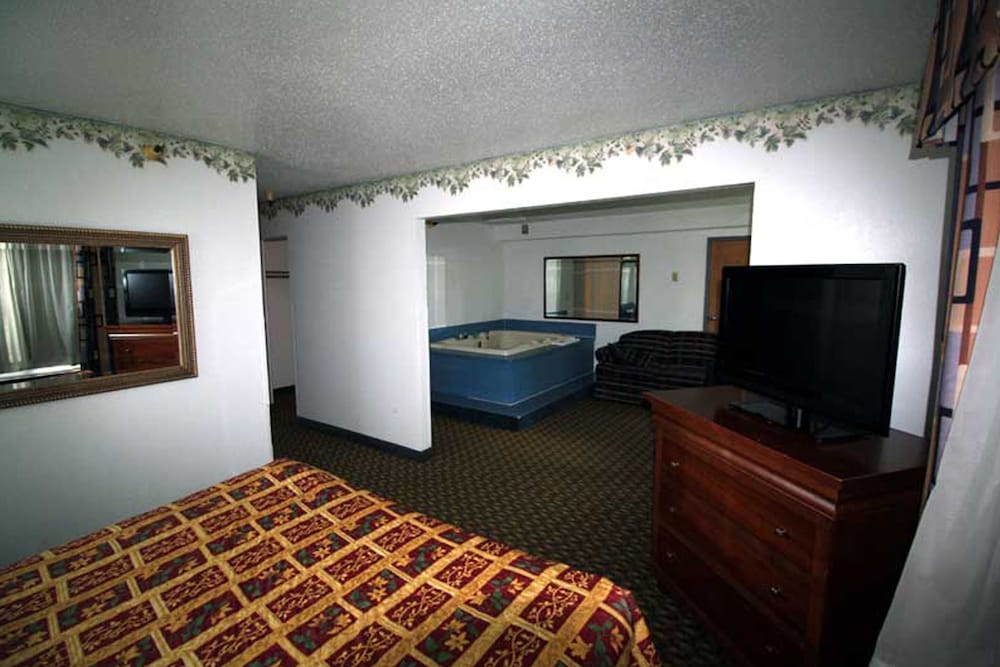 Norwood Inn Suites Roseville 16/30