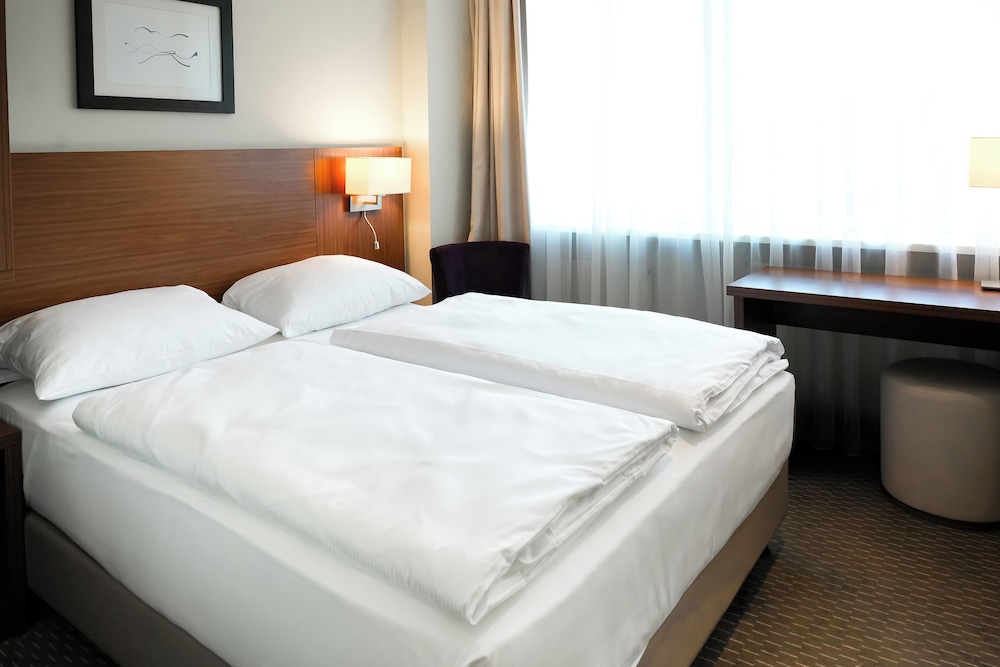 STANDARD, QUEEN BED