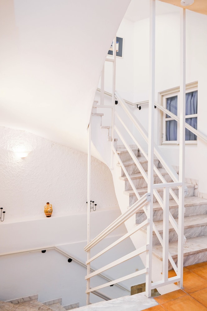 NARKISSOS HOTEL 3/50