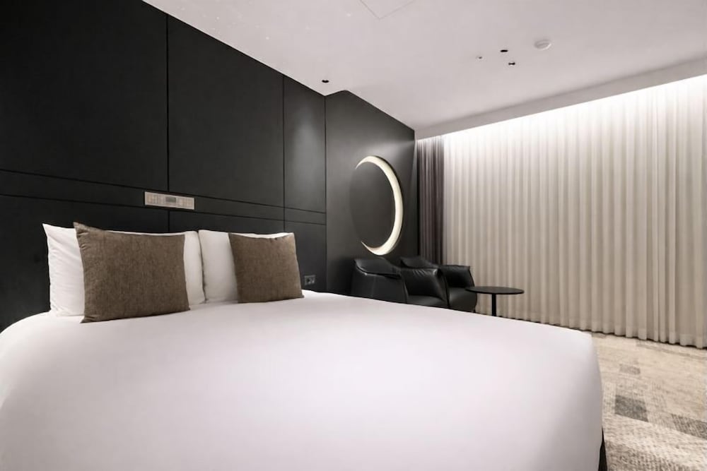 SPACE, DOUBLE BED, NO WINDOW