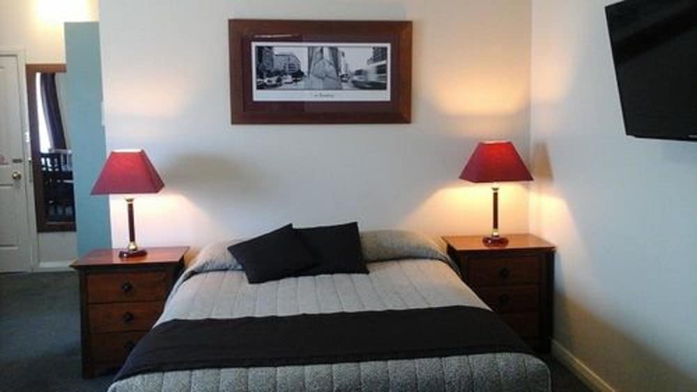 Willows Motel 11/42