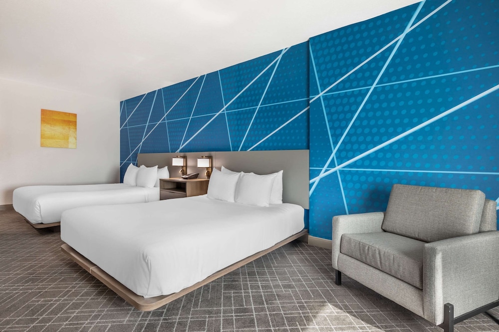 Comfort Inn & Suites Frisco East - McKinney 27/65